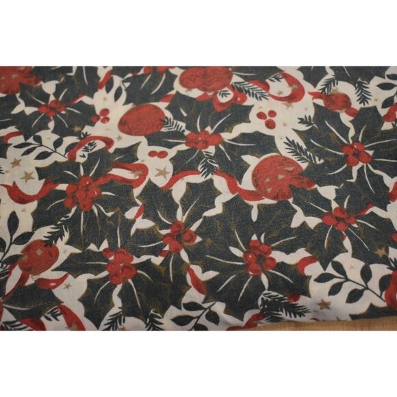 Vintage Oval Cotton Christmas Holiday Tablecloth Green Red Holly Size 78x58 - Picture 3 of 3